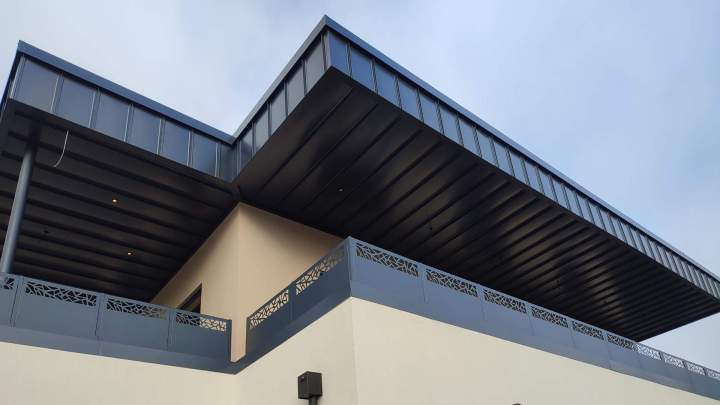 Avancée de toiture en bac acier Le Coudray