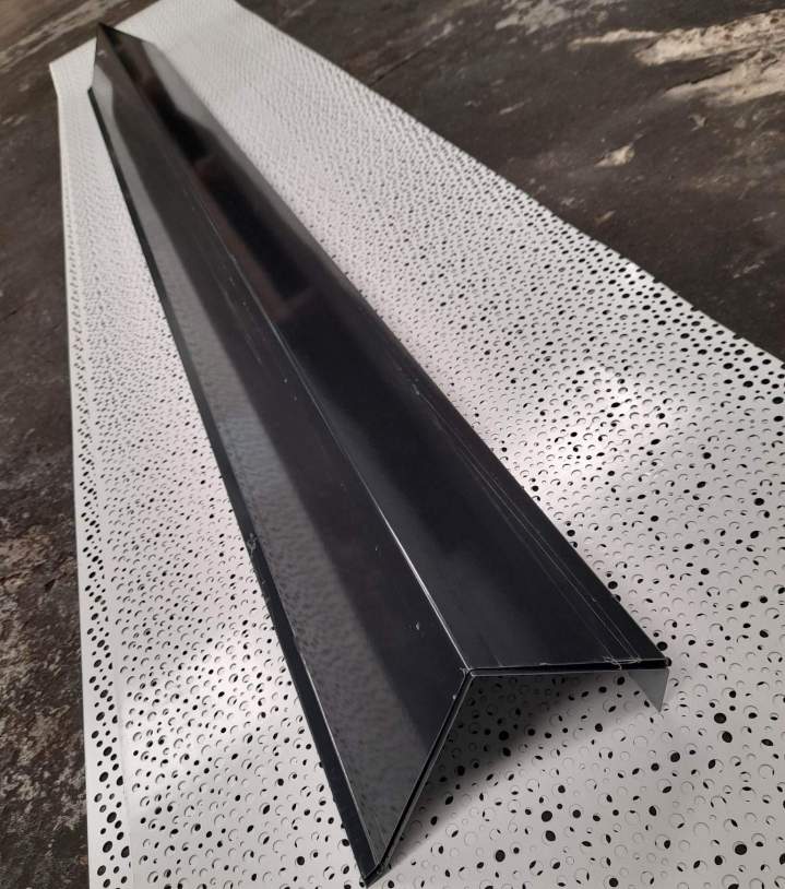 Rive de toiture en acier Le Coudray