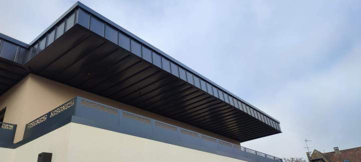 Avancée de toit en acier Le Coudray